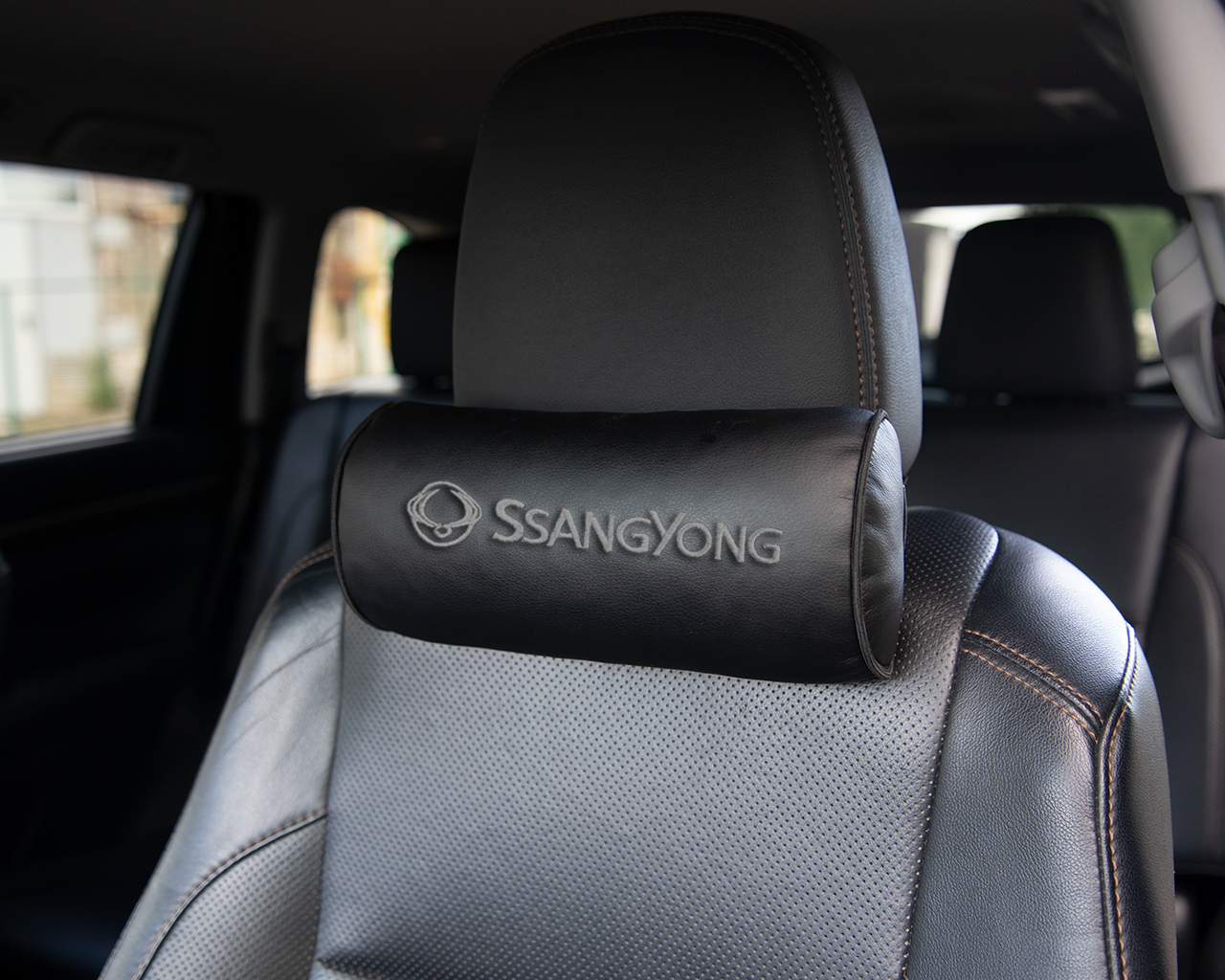 Автомобильная подушка-валик на подголовник экокожа Black c вышивкой SSANGYONG