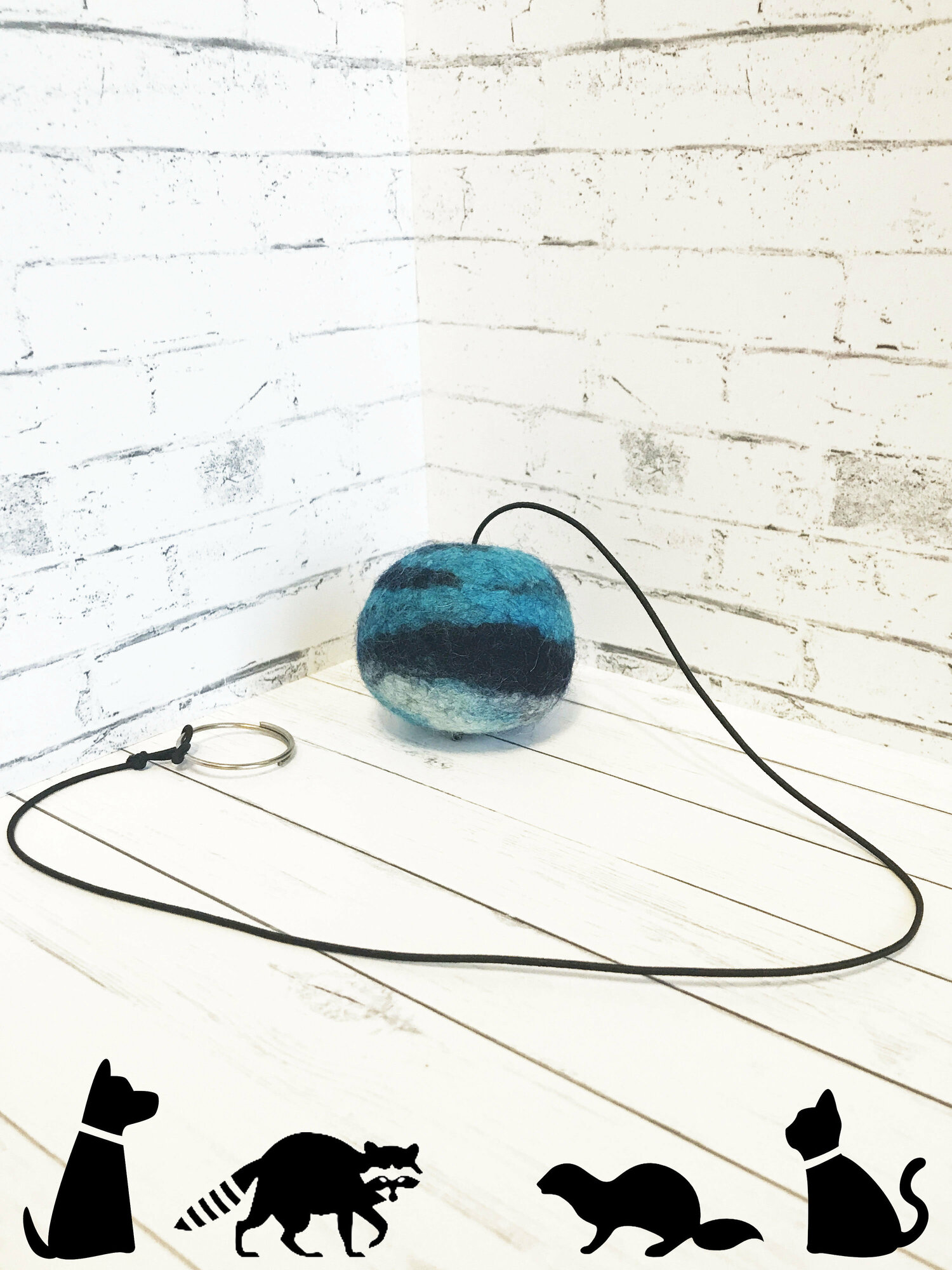 Мяч-когтеточка на резинке для кошек и собак из шерсти Wool Синяя Пыль 6 см LIVEZOO