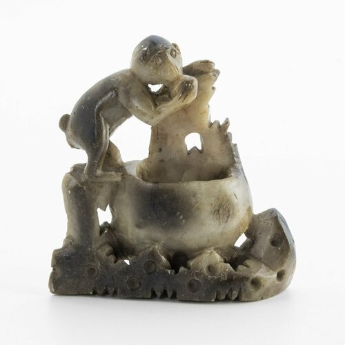 Чернильница (вазочка) с композицией в виде играющей обезьянки