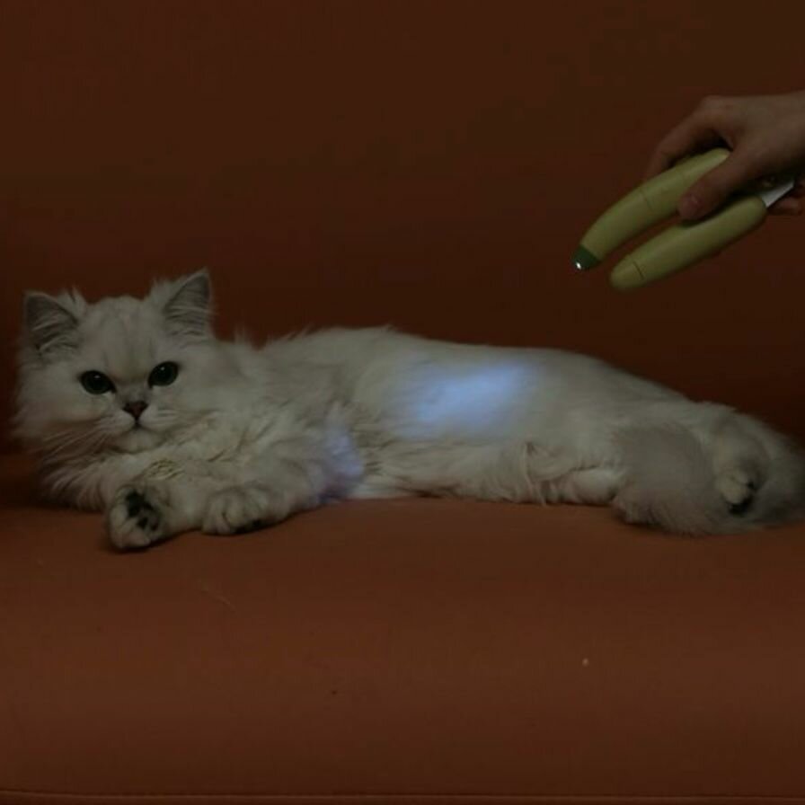 Ножницы когтерез для когтей для кошек с УФ-подсветкой, фиолетовый - фотография № 5