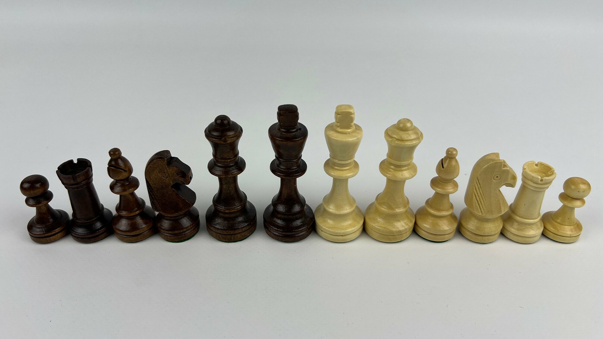 Деревянные шахматные фигуры с утяжелителем Стаунтон 4 в пакете.