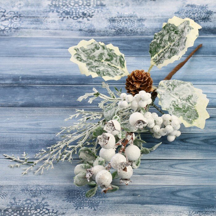 Декоративное украшение Зимнее волшебство "Зимние грезы", ягодки белые, листья, шишка, 26 см