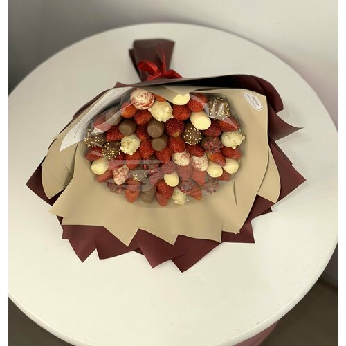 Большой съедобный букет из спелой клубники в бельгийском шоколаде с маршмеллоу "Марсель"размер S+
