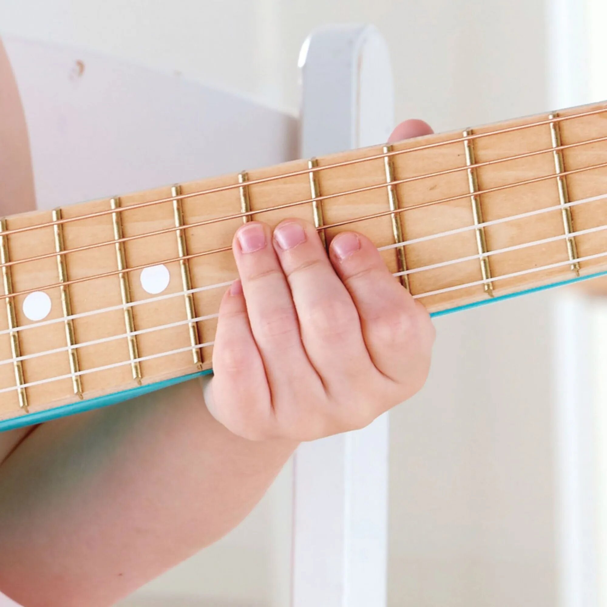 Музыкальная игрушка Гитара Голубая лагуна Hape - фото №10