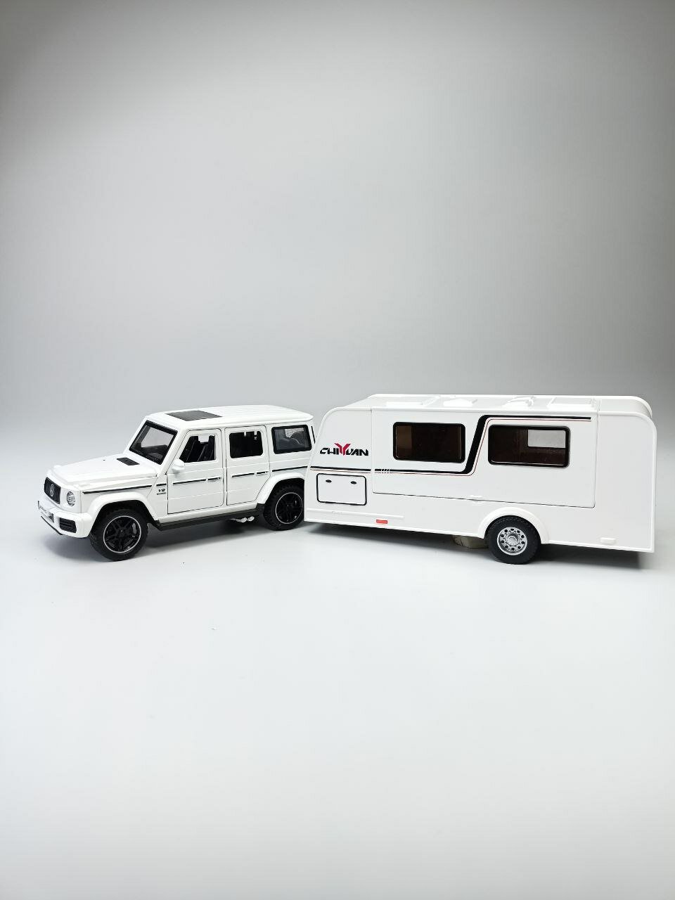 Модель автомобиля Мерседес Гелендваген с трейлером коллекционная металлическая игрушка белый