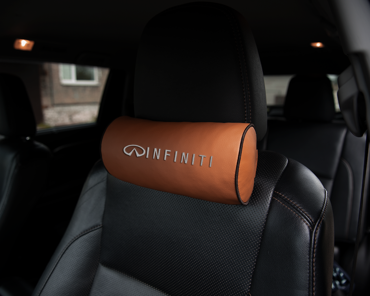 Автомобильная подушка-валик на подголовник экокожа Fox c вышивкой INFINITI