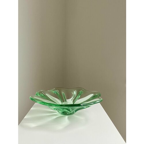 Ваза для фруктов, конфетница. Цветное, зеленое стекло! СССР, Чехословакия! Состояние! Высота 7,5 см. Диаметр 28 см.