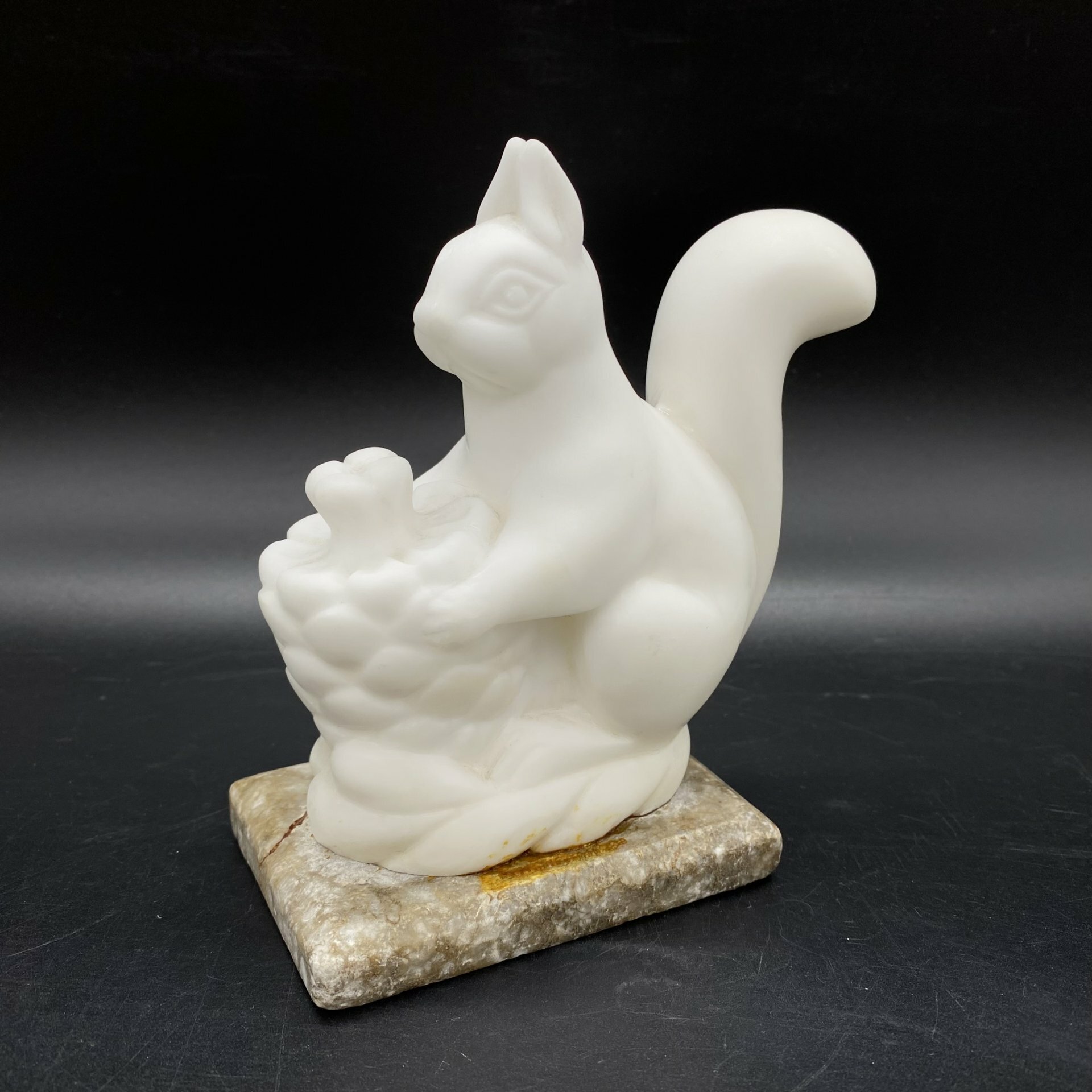 фото Статуэтка "Белочка с шишкой", мрамор, СССР, 1980-1990 гг.