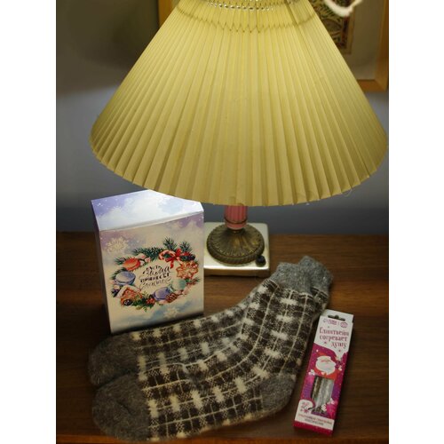 Новогодний подарок: уютные носки и трубочки для глинтвейна с открыткой и подарочной коробкой