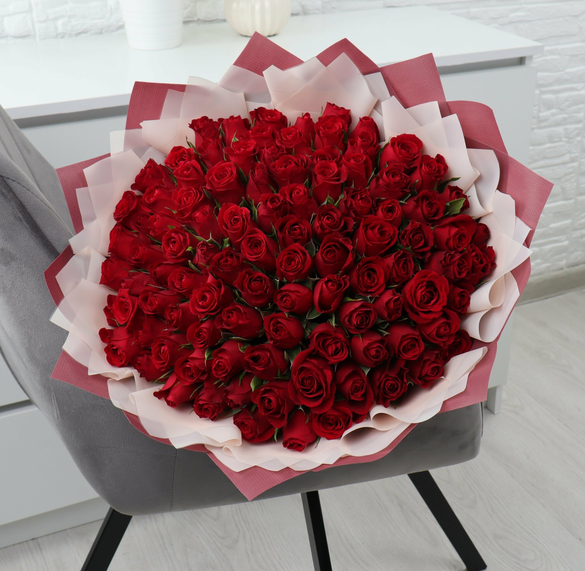 Монобукет "THE FLOREAL" 101 роза 40см высота букета 40 красный с бантом