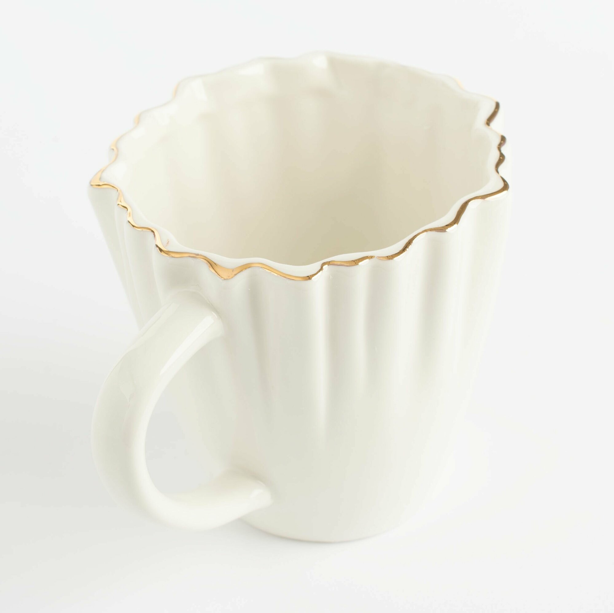 Кружка, Kuchenland, 400 мл, фарфор Р, с золотистым кантом, Мятый эффект, Crumple gold — фото 1