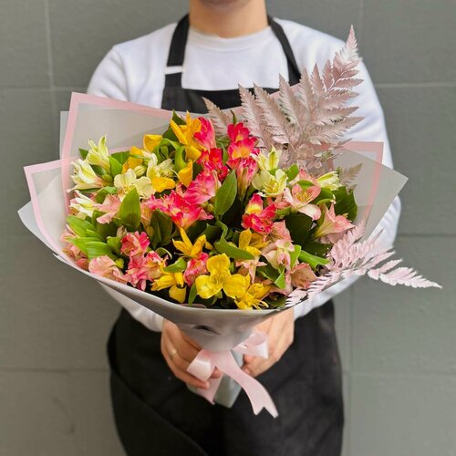 Изображение товара Монобукет Rybe-Flowers, альстромерии и папоротник, высота 50см