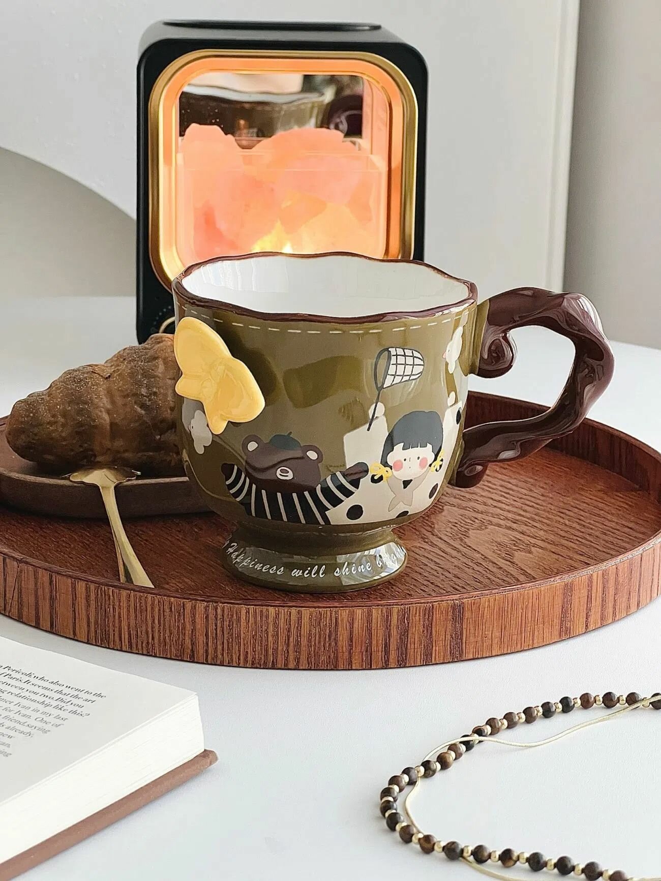 Керамическая кружка ZARA HOME оливково-зеленого цвета с рисунком милой девочки, объемная ручка в виде банта — фото 1