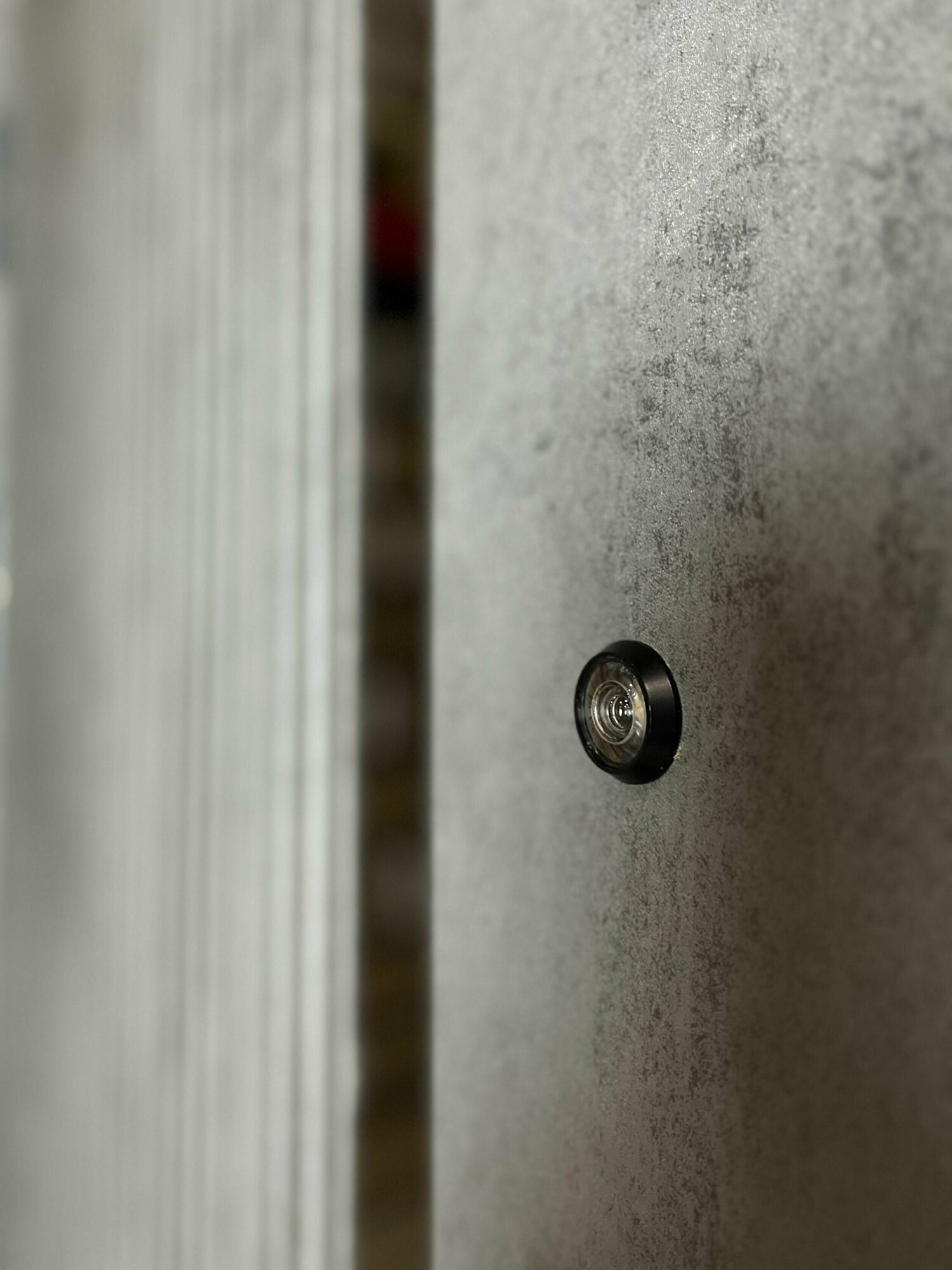 Дверь входная металлическая DIVA ДХ-46 2050x960 Правая Бетон темный - Д11 Белый Софт, тепло-шумоизоляция, антикоррозийная защита для квартиры - фотография № 7