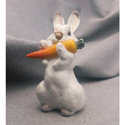 Статуэтка Заяц с морковкой, фарфор, роспись, Ленинградский фарфоровый завод (ЛФЗ), скульптор Е. И. Чарушин, СССР, 1950-1960 гг.