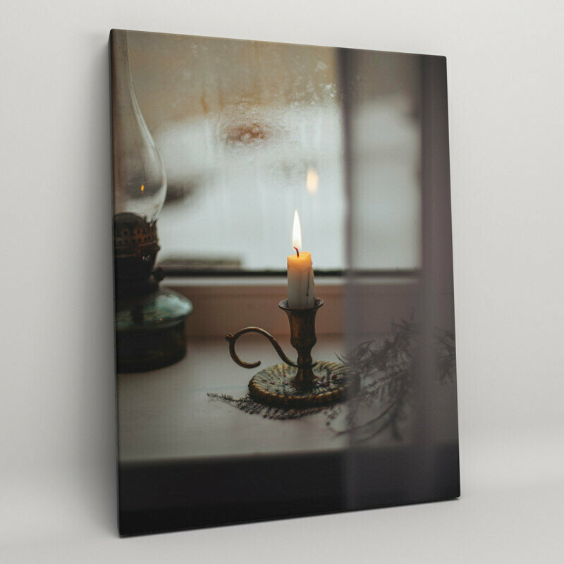 Картина на холсте (интерьерный постер) "Восковая свеча в подсвечнике", с деревянным подрамником, размер 22x30 см