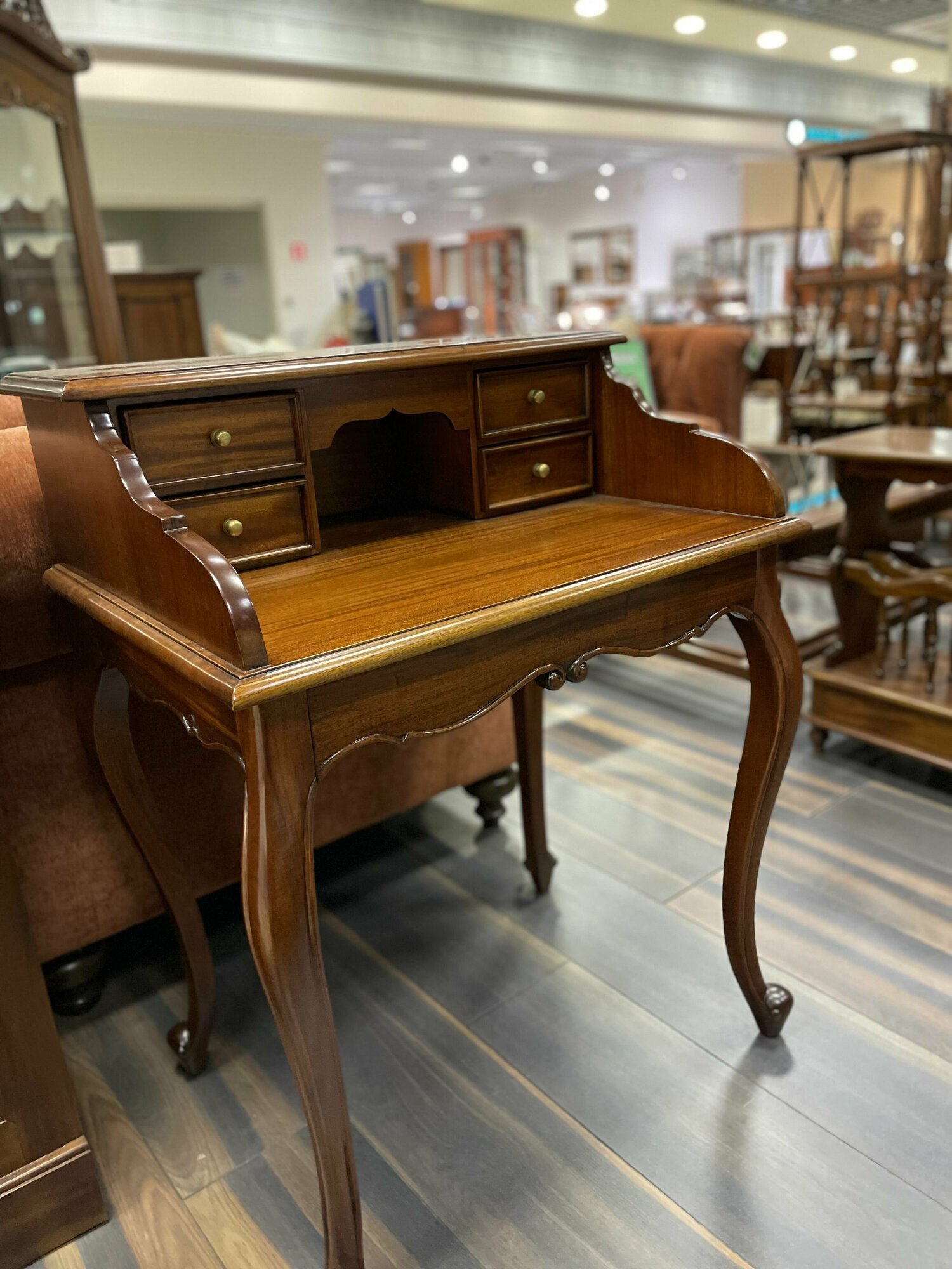 фото Стол бюро Индонезия из массива красного дерева 97х55х75см