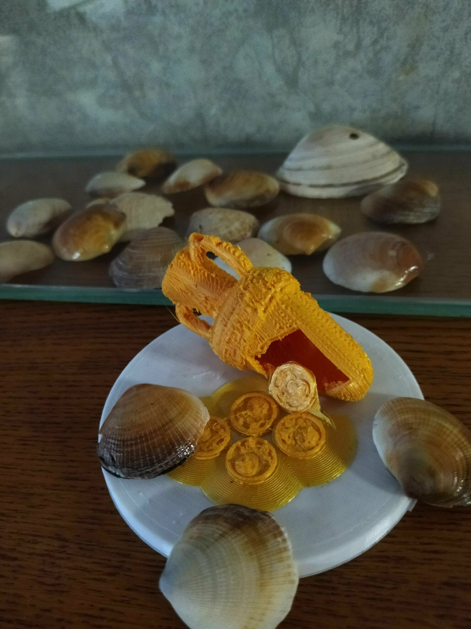 фото Кувшин с монетами для аквариума