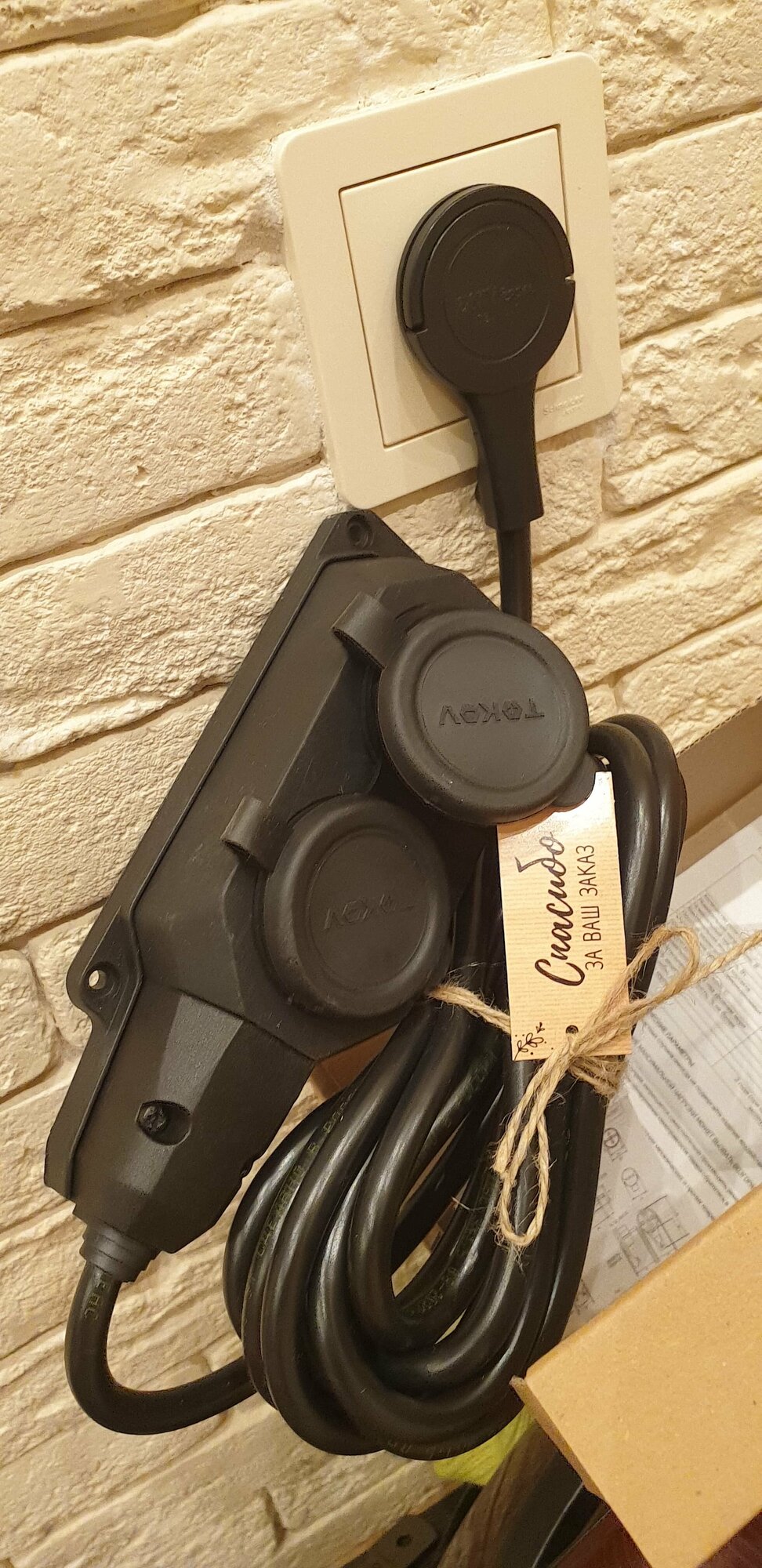 фото Удлинитель с плоской/потайной Вилкой с кольцом 2 розетки (влагозащитные IP44) 1.5 метра Гост 3*1,5 с кольцом /за шкаф/