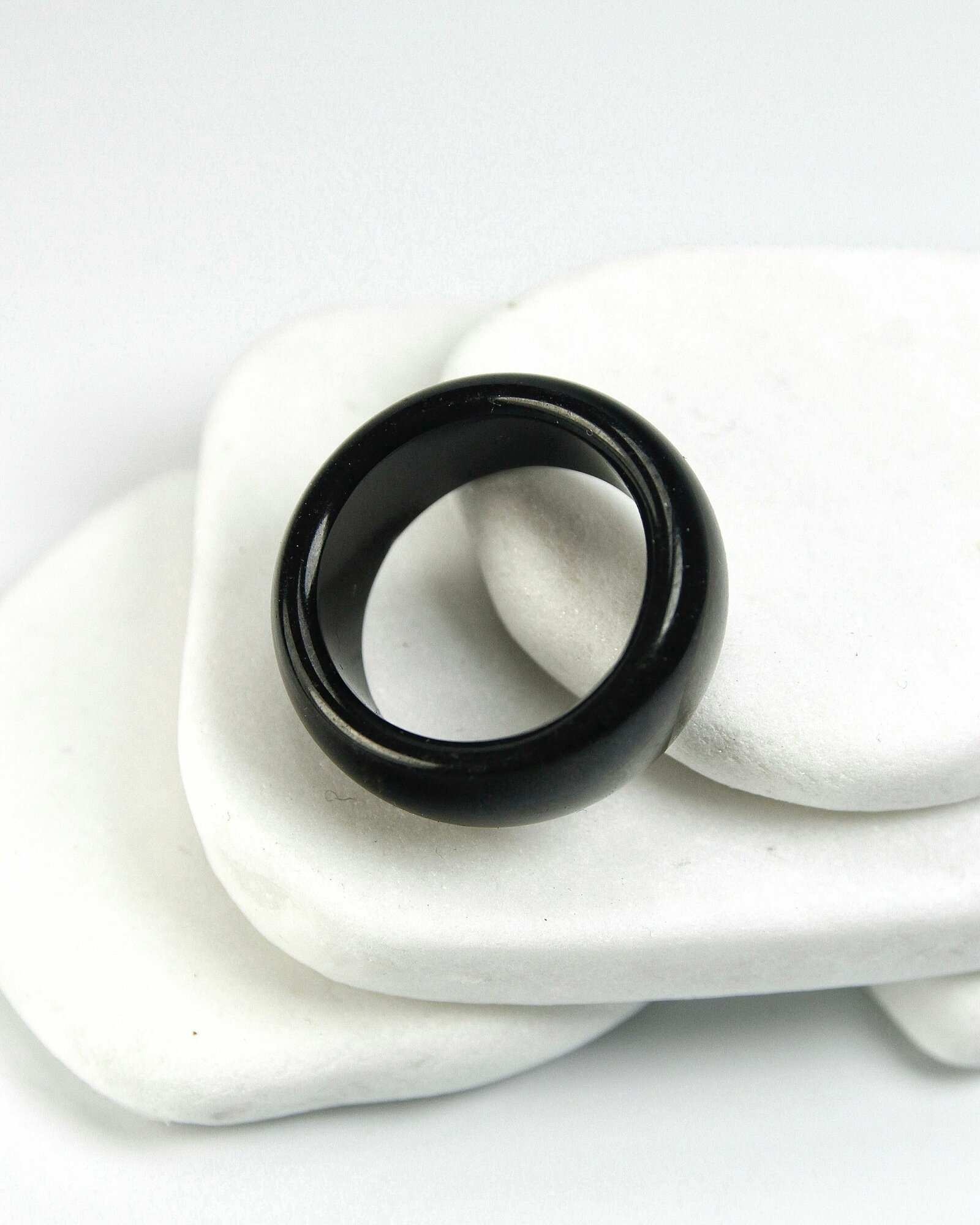 Кольцо Grow Up Кольцо Черный агат - размер 18-19, ширина 9.5 мм, широкое, натуральный камень - ставит огненную защиту от дурных людей, от их зависти и злобы, агат