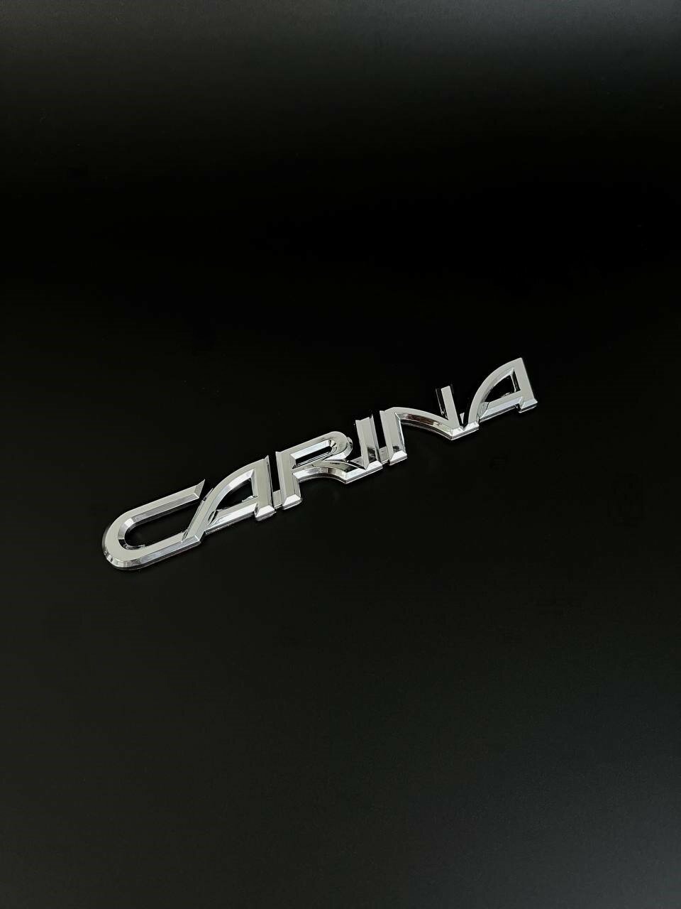 Шильдик Carina на багажник автомобиля