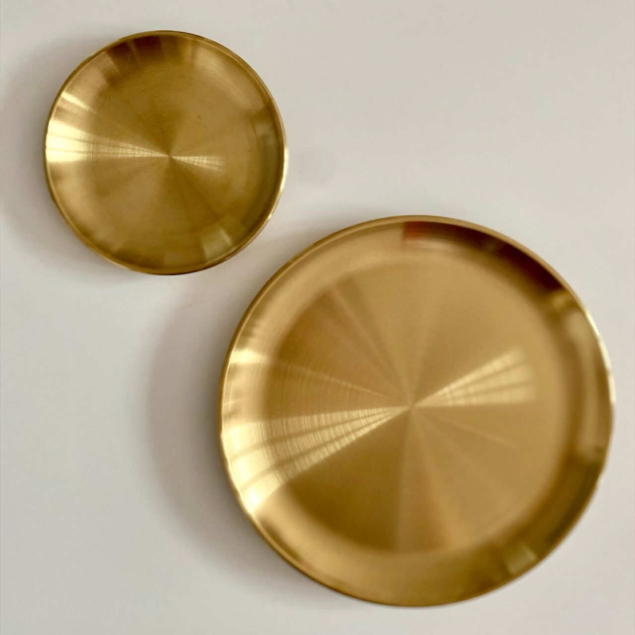 фото Тарелки золотого цвета 2 штуки в наборе - 23 см, 14 см