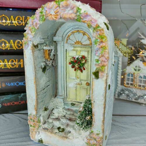 Декоративная миниатюрная композиция "Дверь в сказку". Ограничитель для книг.