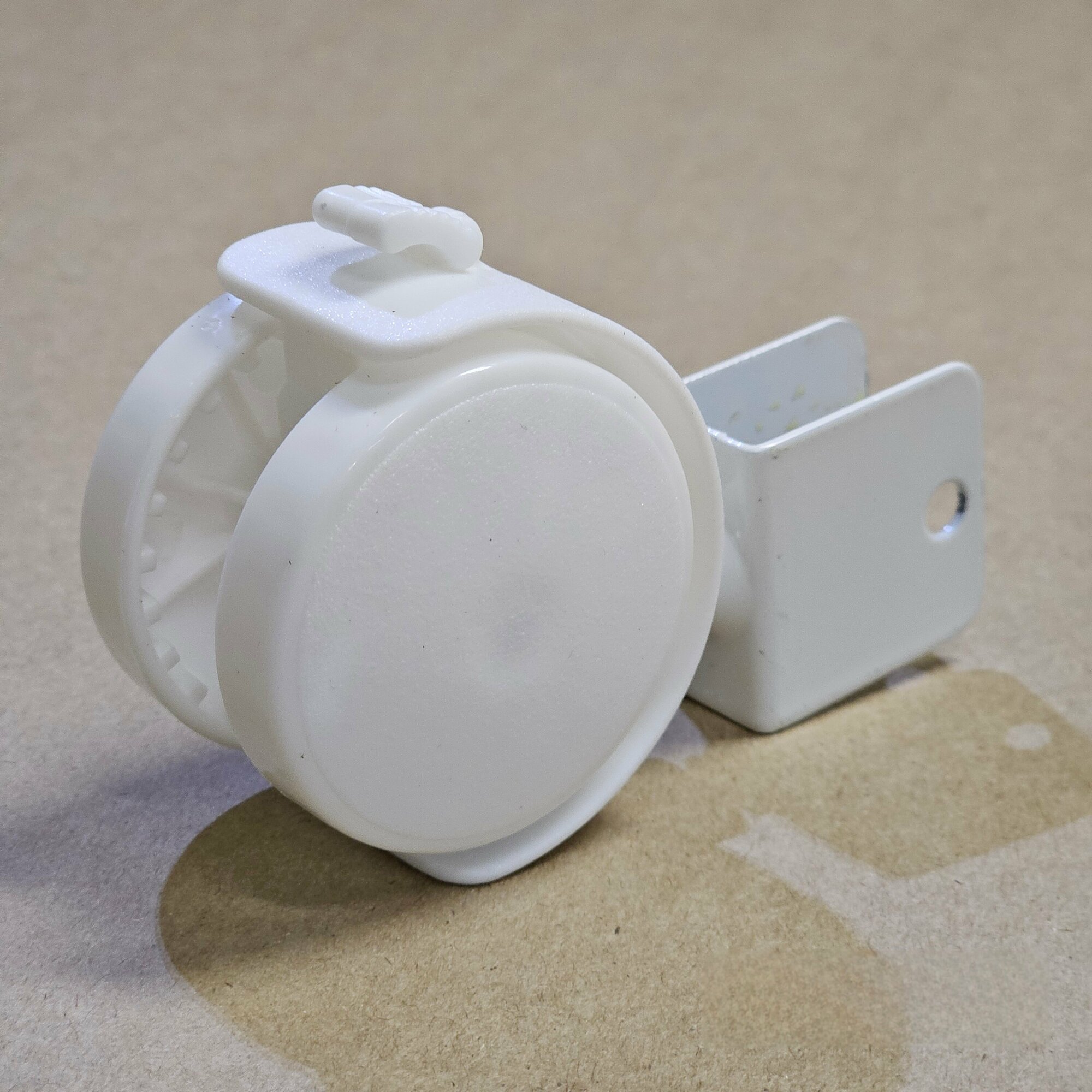 Колесо мебельное белое поворотное с тормозом d50 мм П-образный крепёж(под ЛДСП 16 мм) комплект 4 шт