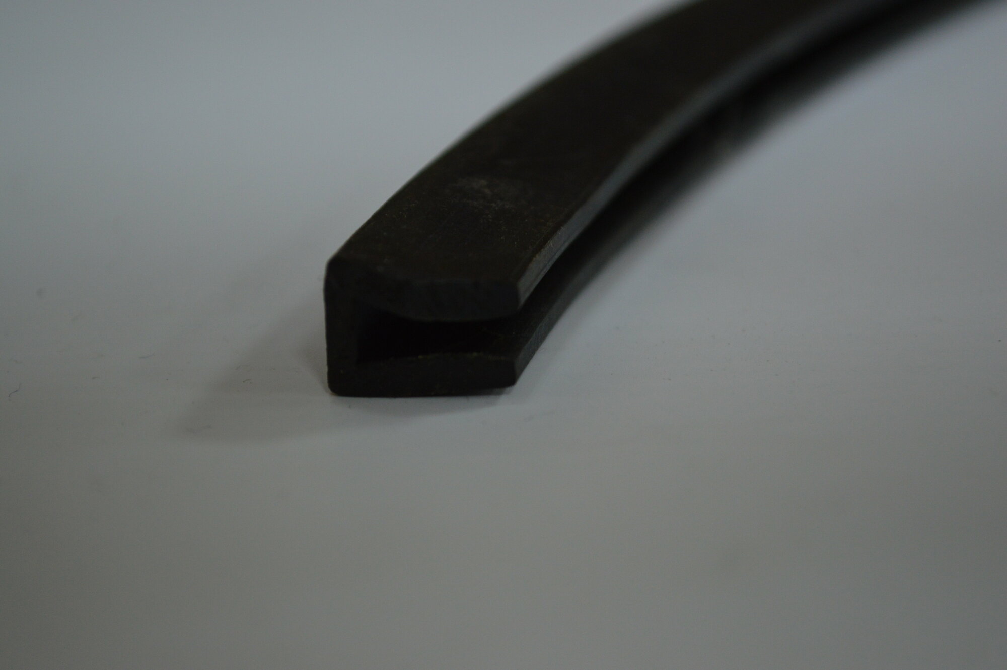 Профиль резиновый черный П-образный для уплотнения стекол и метала. Толщина стекла 12 мм. Длина 3 метра.