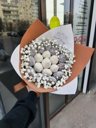 Изображение товара Букет "Снежный", клубника в шоколаде, белая гипсофила, от Sweet Berry