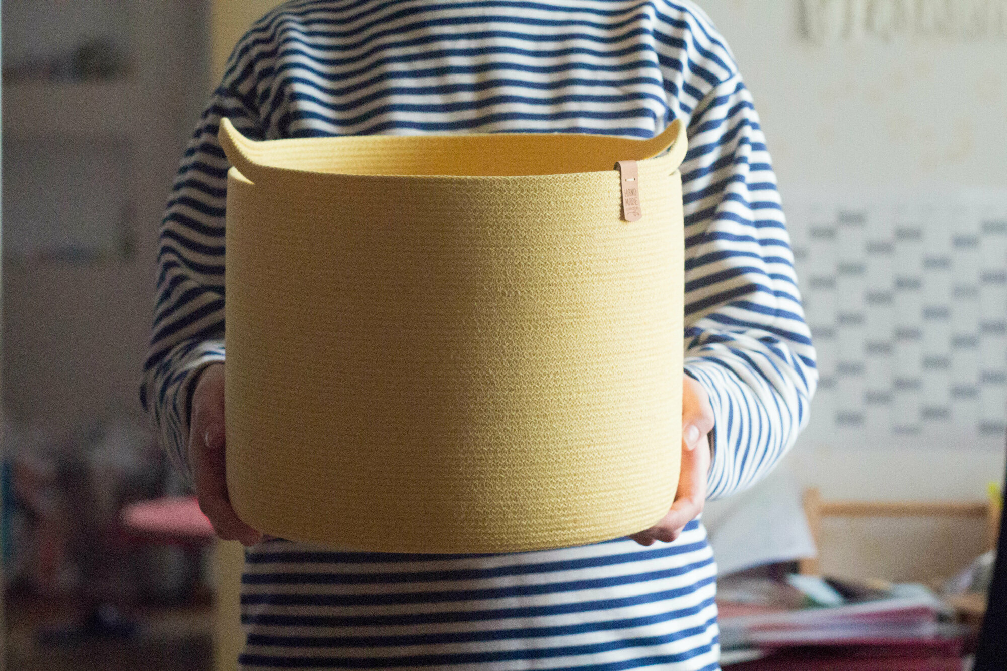 фото Желтая интерьерная корзина для хранения игрушек, вещей, ручная работа