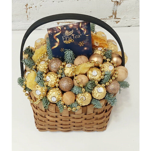 Новогодняя корзина с конфетами Ferrero Rocher и чаем
