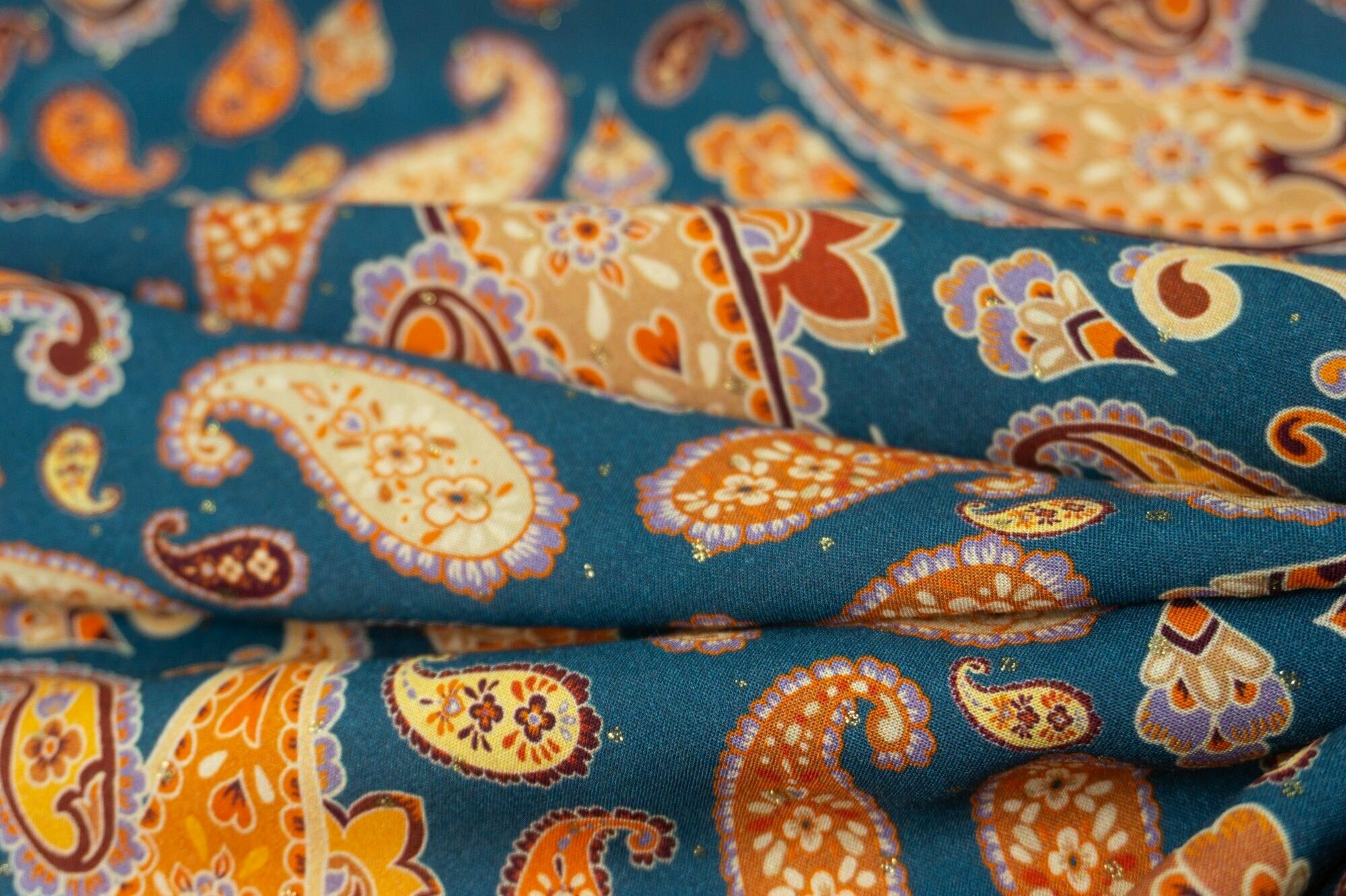 Ткань Вискоза оранжевые пейсли на синем. Ткань для шитья