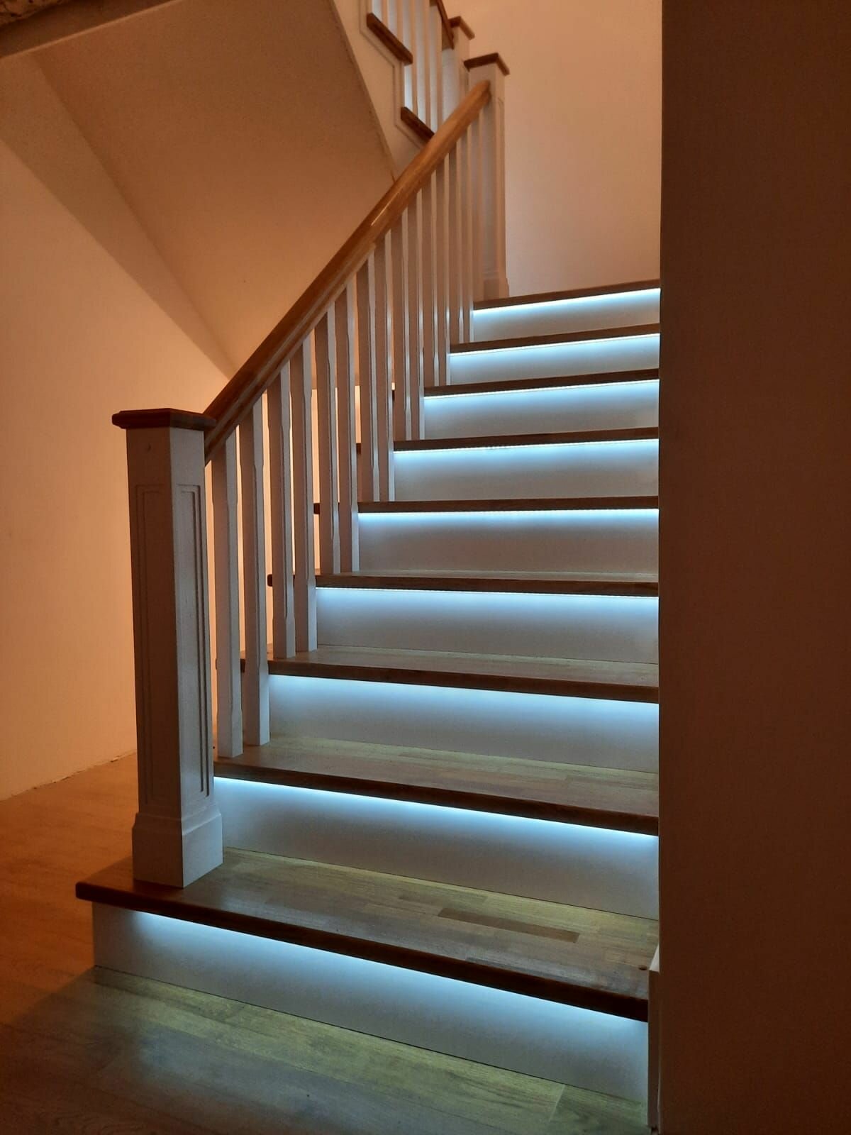 Базовый комплект автоматической подсветки лестницы с инфракрасными датчиками движения до 18 ступеней деревянные (под покраску) датчики движения