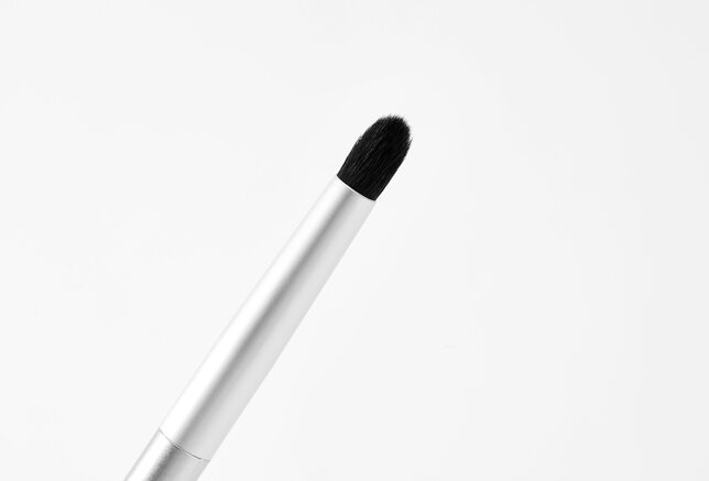 Кисть Influence Beauty для растушевки теней, карандаша и прокрашивания нижнего века, 1 шт - фото №8
