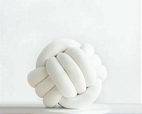 Декоративная подушка-узел 35х35 см. Современный интерьерный декор. Мягкая диванная подушка в форме шара холодно-белого цвета(0166)