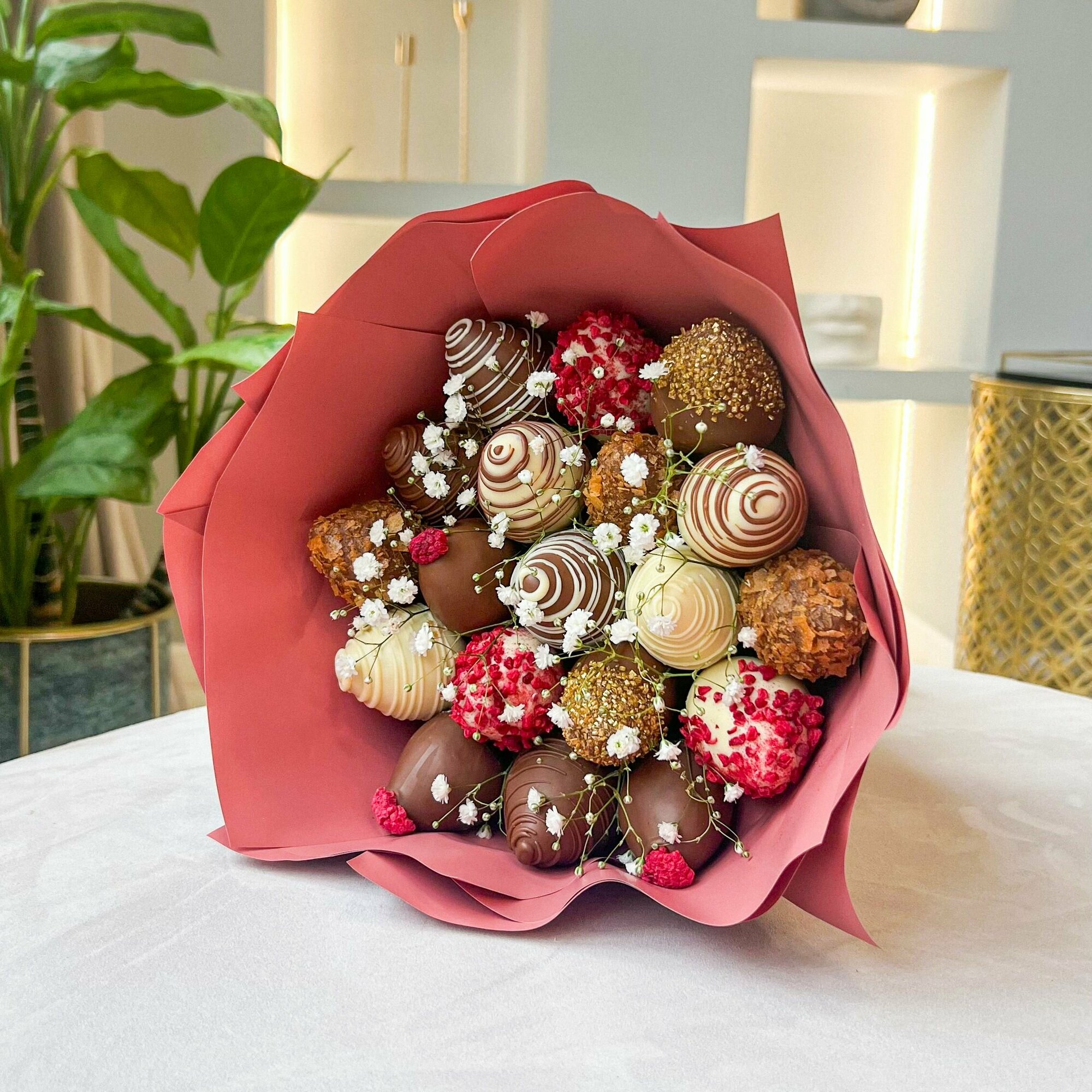 Клубника в шоколаде букет Sweets "Карамель", гипсофила и клубника в шоколаде, размер S, высота 25 см — фото 1