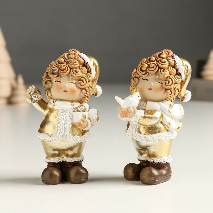 фото Сувенир полистоун "Малышка в золотом кафтане и колпаке, с птичкой/подарком" микс 4х5,5х10 см 94988