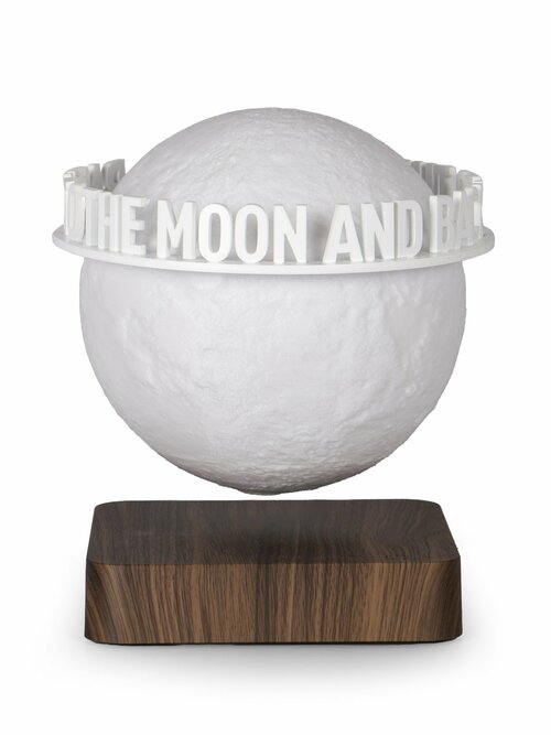 Левитирующий глобус Луны с надписью 