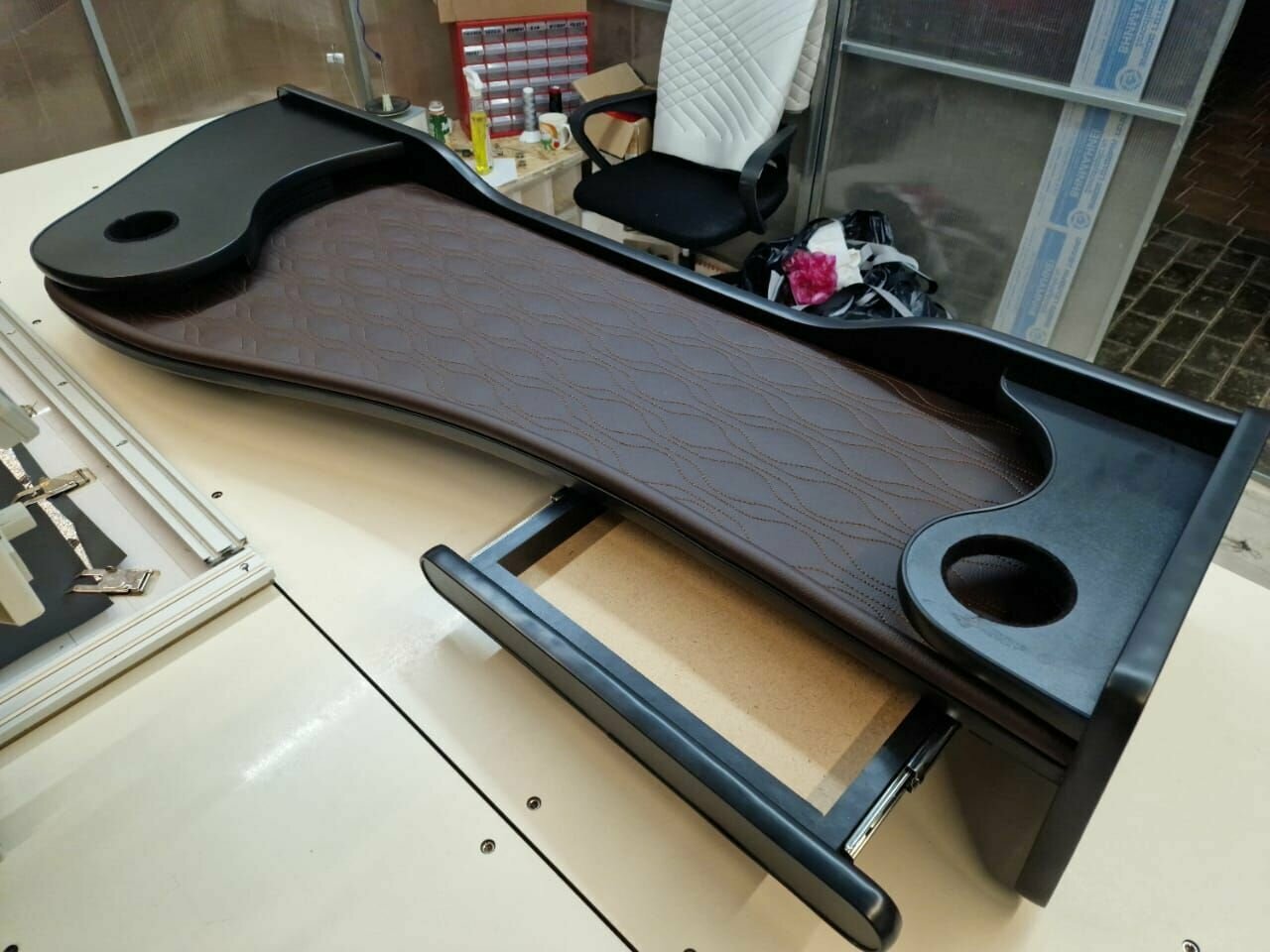 фото Столик для Foton Auman 2 яруса Коричнева кожа/коричневые волны