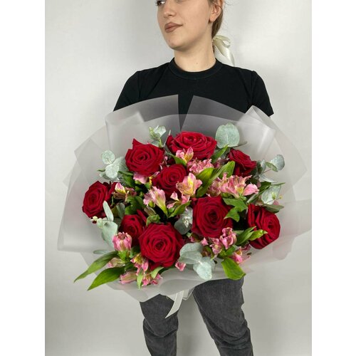 Букет из 9 красных роз с Альстромериями - доставка живых цветов по Москве за 1-2 часа