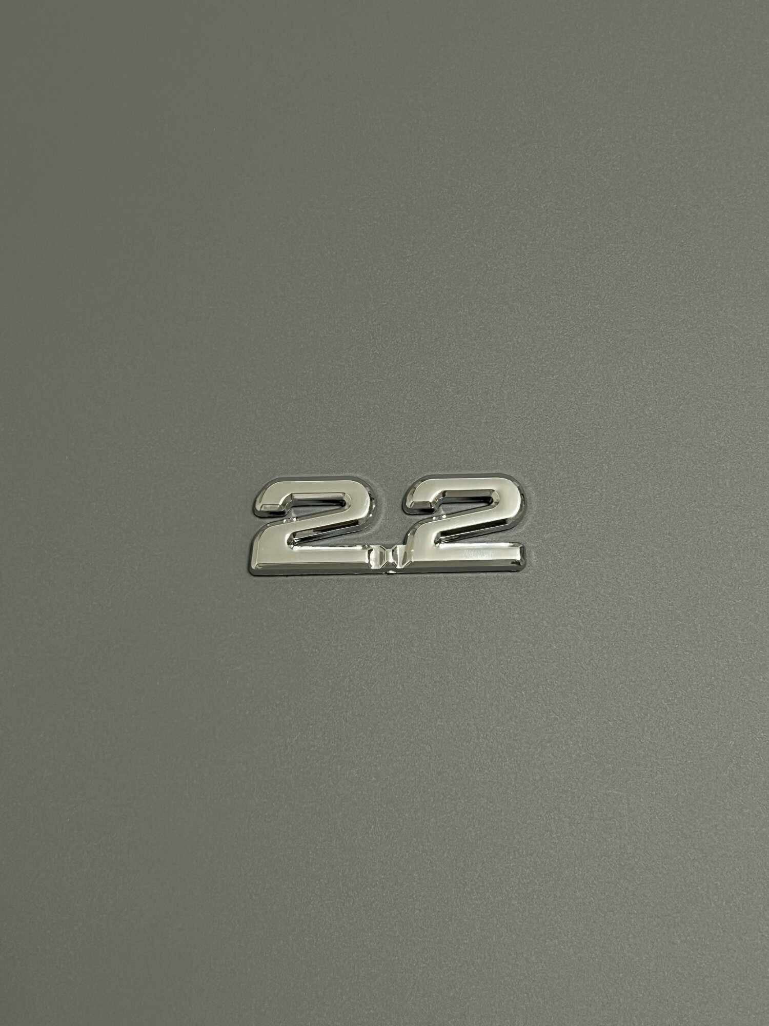 Шильдик 2.2 на багажник автомобиля