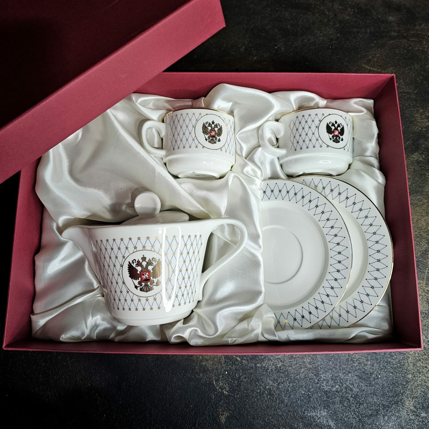 Фарфоровый набор из 2-х чайных пар синяя сетка 250 мл и Чайника 450мл "Герб РФ" — фото 1