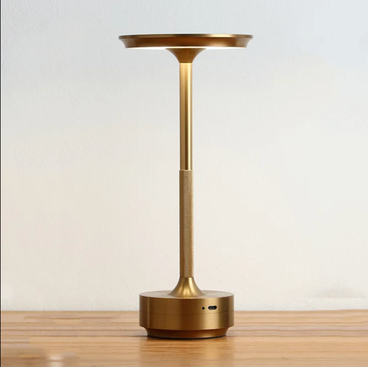 фото Беспроводная настольная аккумуляторная светодиодная лампа