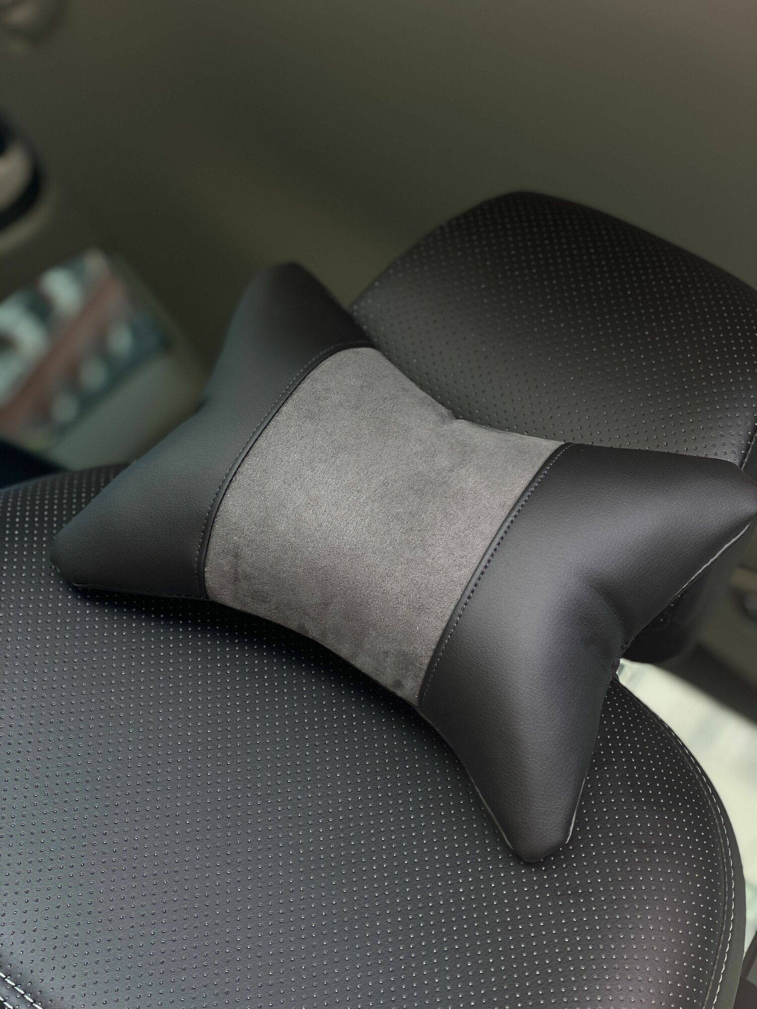 Подушка автомобильная из экокожи под голову подголовник в машину для водителей