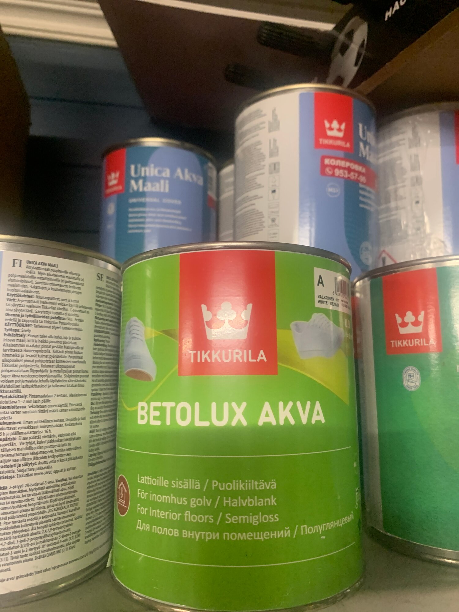 Краска полиуретановая Tikkurila Betolux Akva полуглянцевая белый 0,9 л 1,35 кг