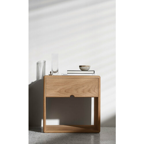 Прикроватная тумба из массива дуба с выдвижным ящиком