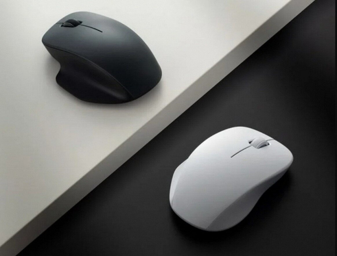 Мышь Xiaomi Comfort в руке с признаками артрита