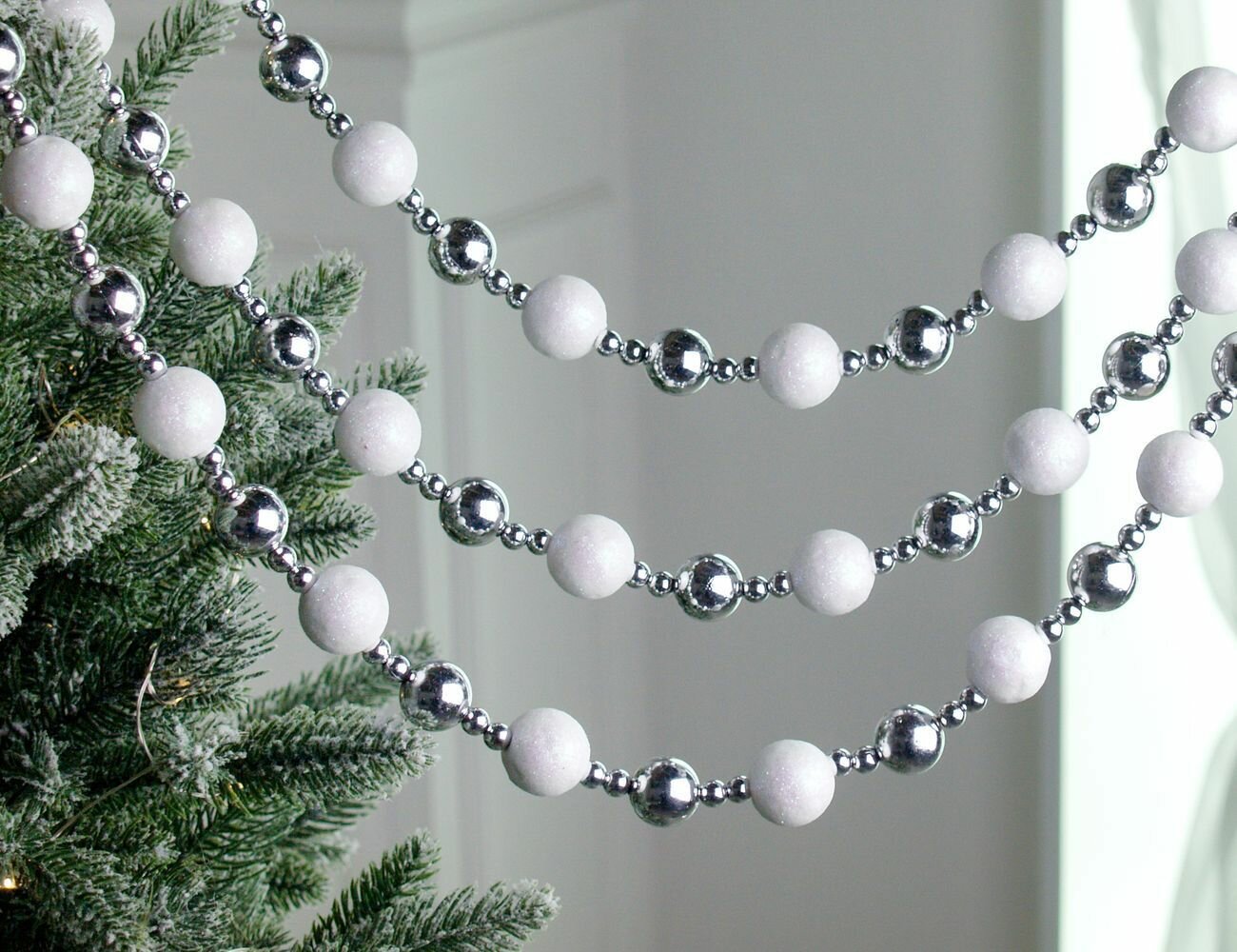Бусы на ёлку коллана классико пластик белые с серебром 2-2.5 см 160 см Winter Deco 1001165