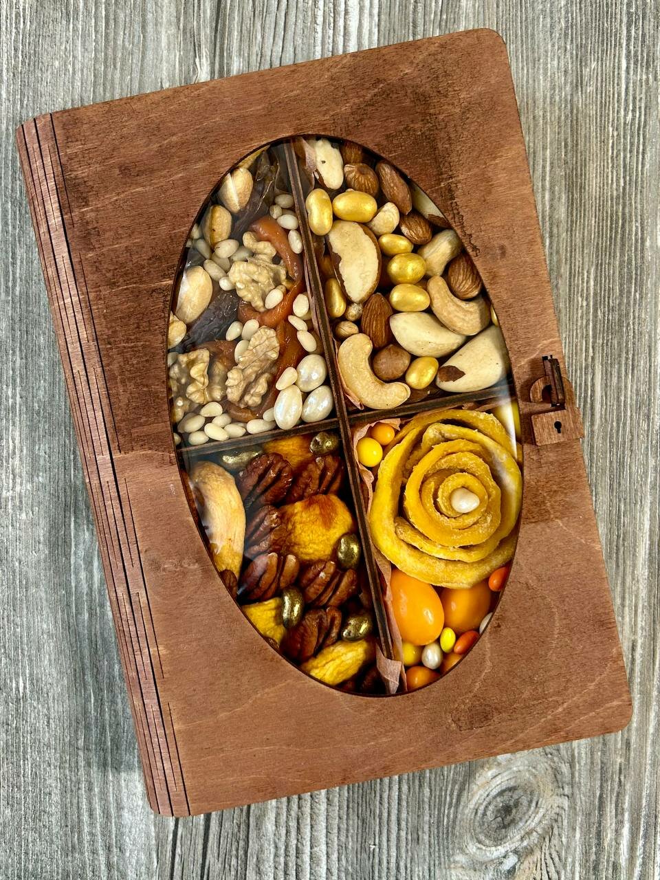 Подарочный набор с орехами и сухофруктами в деревянной коробке-книге
